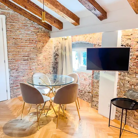 Boulevard Apartment *
